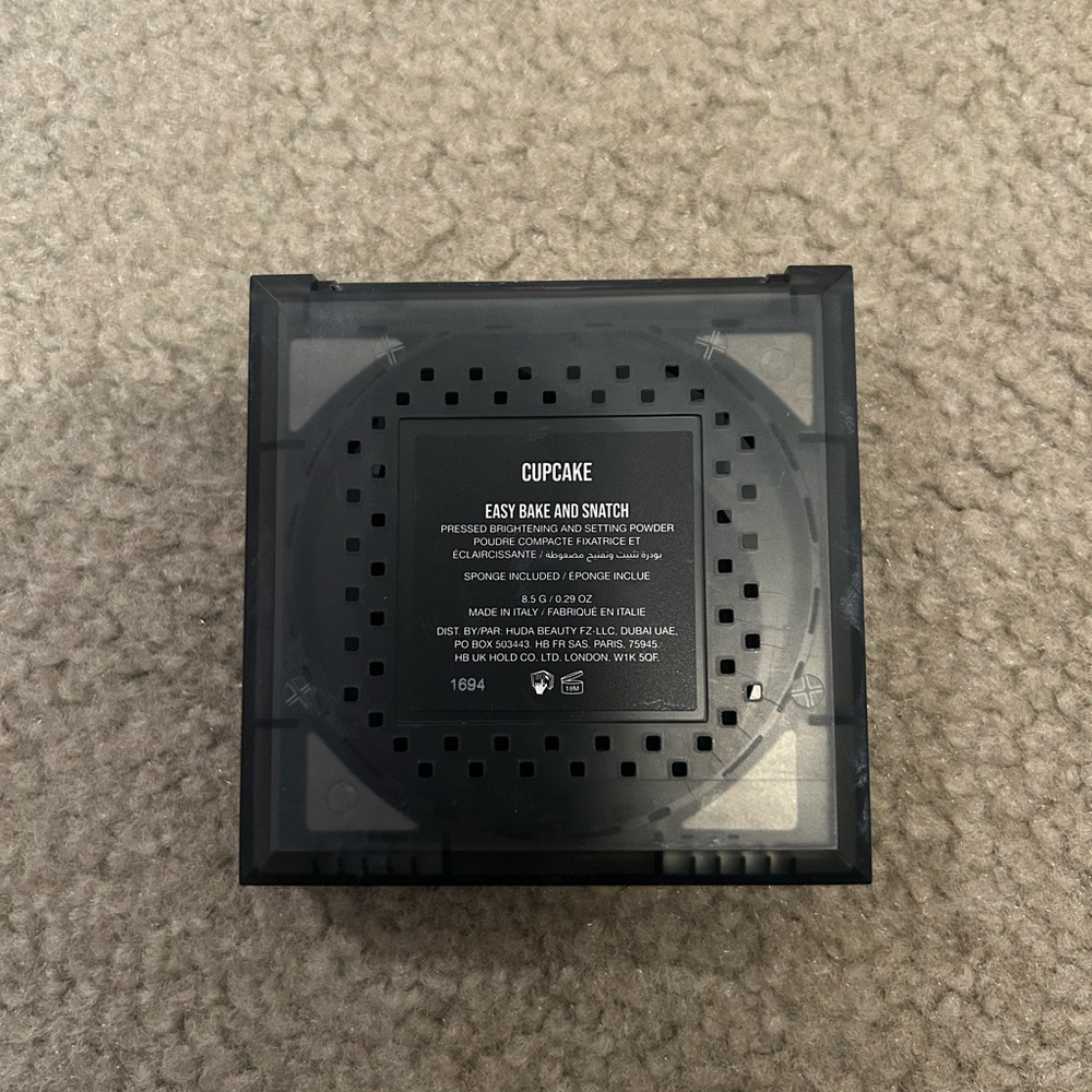Huda Beauty Easy Bake and Snatch Pressed & Setting Powder *Cupcake* - Picture 3 of 3